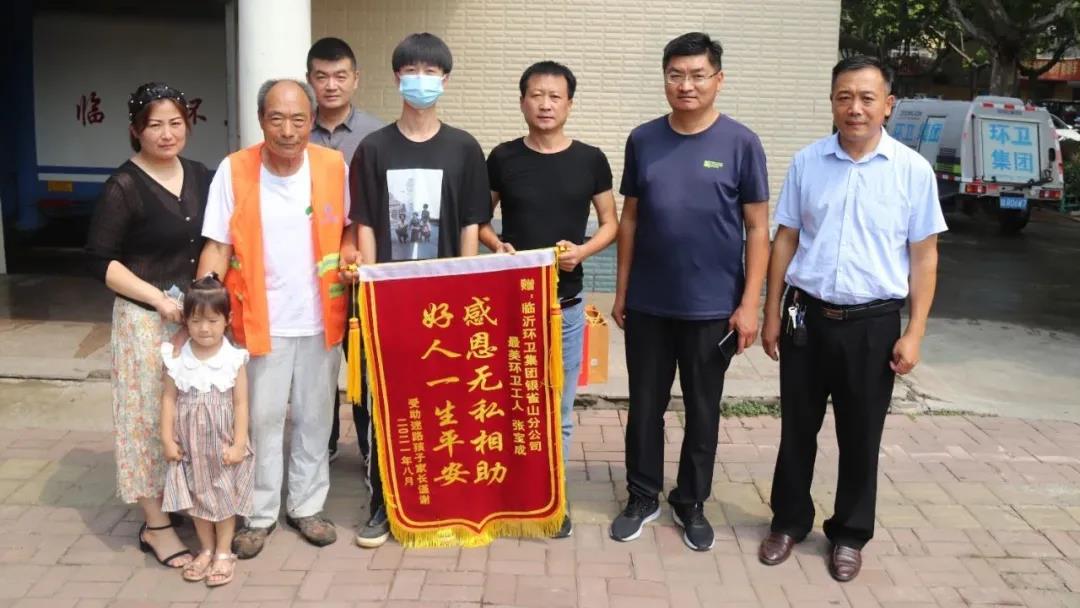 “迷失”少年回家途中身體不適 環衛工人“多管閑事”安全送歸